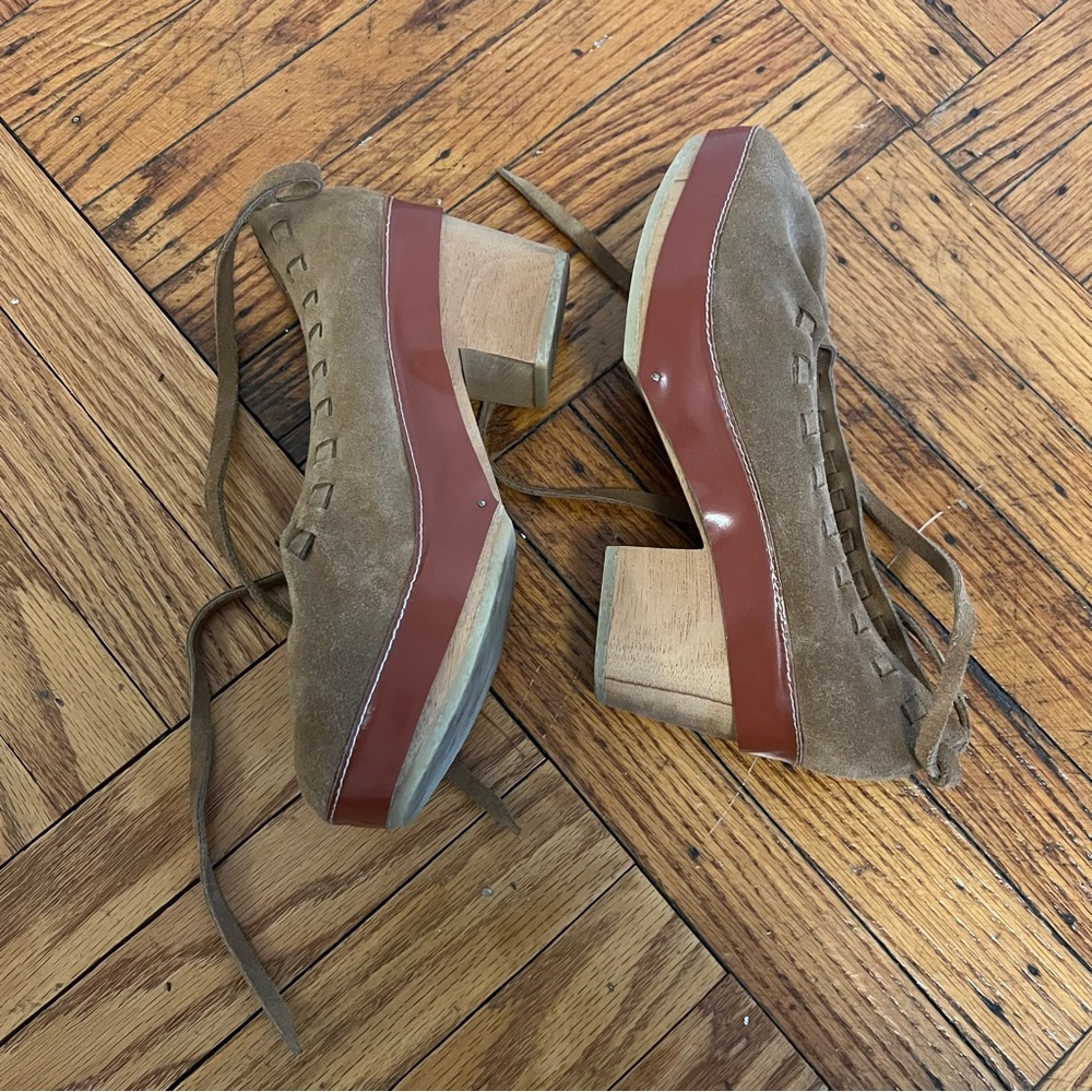 A Détacher Iveta Clogs in Tan Suede